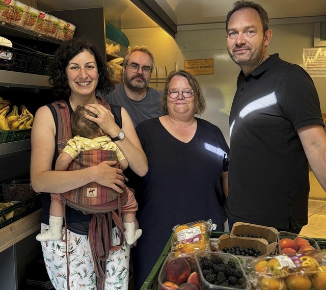 Sarah Hagmann (von links), Ladenleiter... Besuch des Schopfheimer Tafelladens.   | Foto: Wahlkreisbro Sarah Hagmann