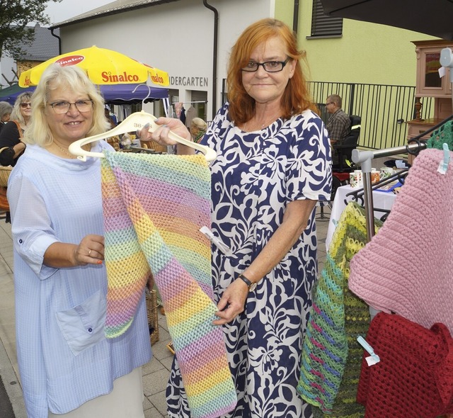 Selbst gehkelte Stolas einer Ukrainer...beim zweiten Dorfflohmarkt in Bamlach.  | Foto: Silke Hartenstein