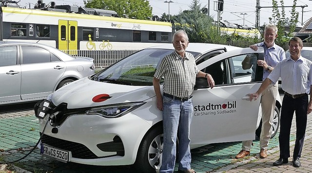 Gerd Mller (links) und Christoph Mers...dem E-Leihauto am Gottenheimer Bahnhof  | Foto: Noah Dillinger