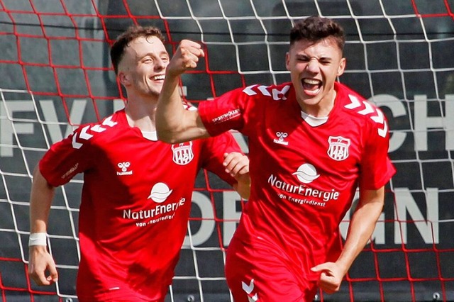 Maurice Muslic (rechts, mit Johannes B...0-Sieg gegen Wolfenweiler-Schallstadt.  | Foto: Matthias Konzok