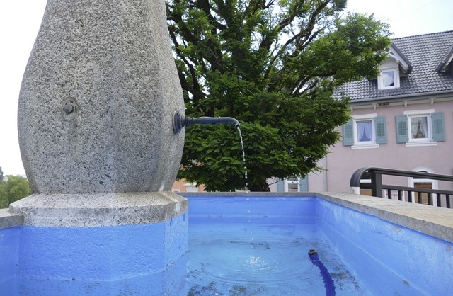 Ein Rinnsal speist den Brunnentrog am ...Marienbrunnen. Die Stadt spart Wasser.  | Foto: Stefan Limberger-Andris