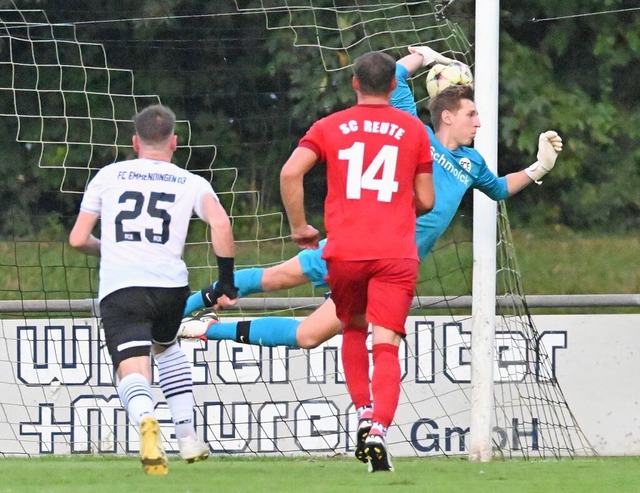 Der Moment, der das Spiel entscheidet:... Florian Knupfer vom SC Reute staunen.  | Foto: Achim Keller