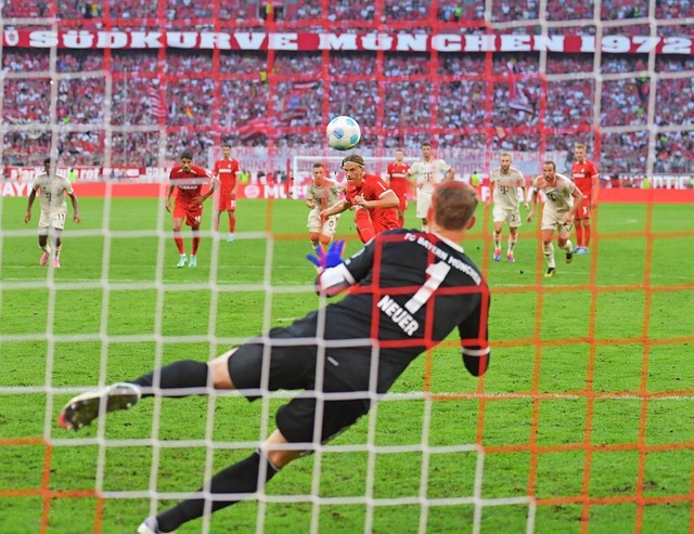 Riesenchance zur Ergebniskosmetik: SC-... von Manuel Neuer gehtete Bayern-Tor.  | Foto: Achim Keller