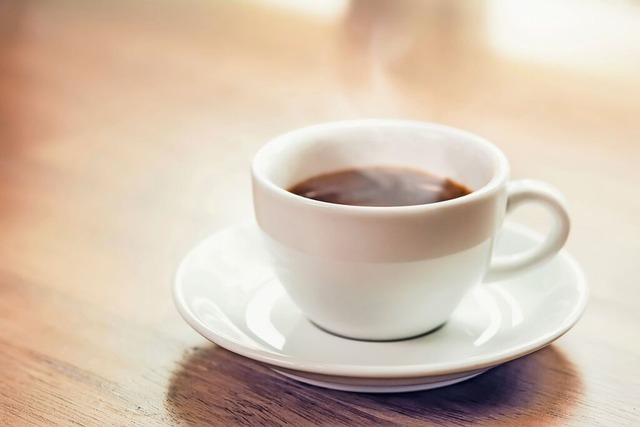 Eine Tasse Kaffee gewinnt auf dem Weg in die Schweiz sogar an Wert  | Foto: kritchanut  (stock.adobe.com)