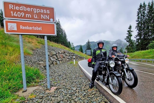 Roland Baltensperger (links) aus Tanne...1; auf ihren historischen Motorrdern.  | Foto: zVg