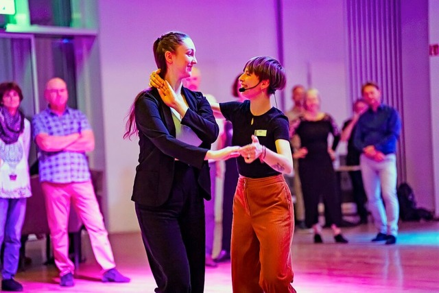 Das Team der Tanzschule zeigt beim Tag...u Standardtnzen und neuen Tanztrends.  | Foto: Gutmann Media /Valentin Behringer