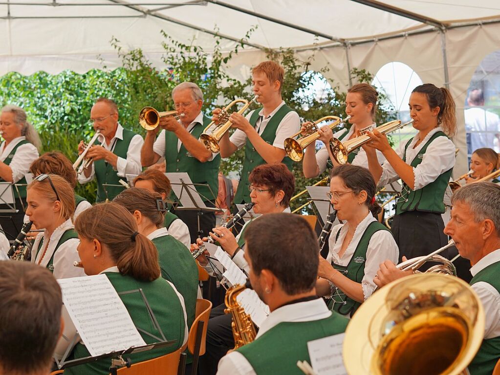 Eine bunte Mischung an Fahrzeugen prsentierte sich in Htten. Dazu gab es viel Musik.