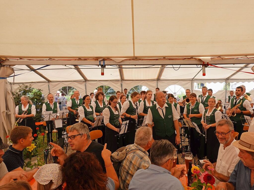 Eine bunte Mischung an Fahrzeugen prsentierte sich in Htten. Dazu gab es viel Musik.