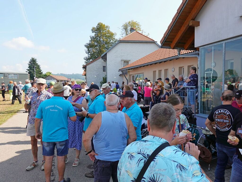 Eine bunte Mischung an Fahrzeugen prsentierte sich in Htten. Dazu gab es viel Musik.