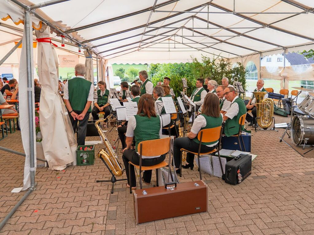 Eine bunte Mischung an Fahrzeugen prsentierte sich in Htten. Dazu gab es viel Musik.