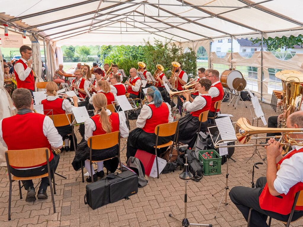 Eine bunte Mischung an Fahrzeugen prsentierte sich in Htten. Dazu gab es viel Musik.