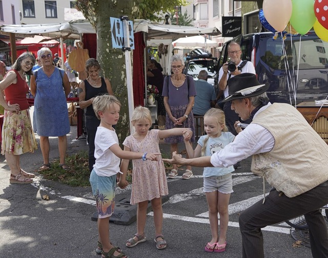 Die Zauberlehrlinge Henri (von links),...nd versetzten das Publikum in Staunen.  | Foto:  melanie Mickley