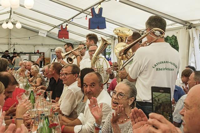 Viele Besucher feiern beim Trottoirfest