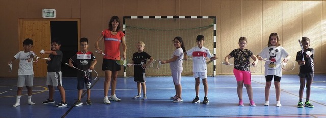 So funktioniert ein Aufschlag beim Bad...dern die Grundlagen ihres Sports bei.   | Foto: Herbert Frey