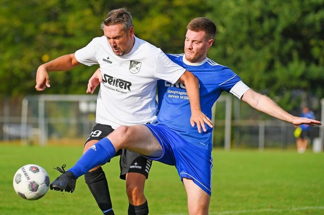 Lukas Wehrle, Kapitn des TuS Maulburg... des FC Kandern, den Ball abzuluchsen.  | Foto: Gerd Grndl