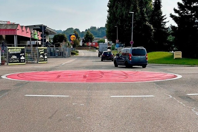 Reifenabrieb sieht man auf dem Kreisel...hrverhalten entstanden ist, ist offen.  | Foto: Erika Sieberts