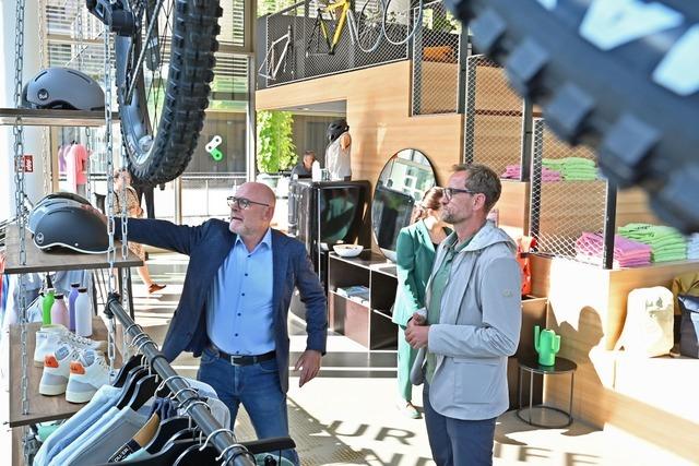 Minister Winfried Hermann staunt ber Wachstum des Freiburger Unternehmens Jobrad