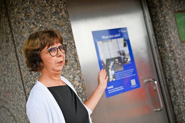 Die Direktorin der Autobahn Niederlass...einem Plakat an einer Toilettenanlage.  | Foto: Marius Bulling (dpa)