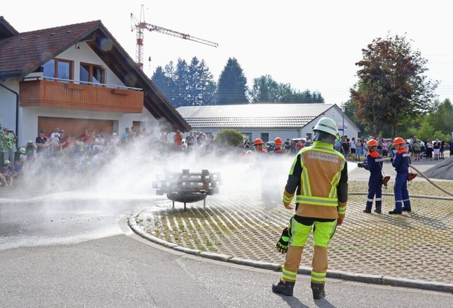 Die Jugendfeuerwehr zeigte eine erfolg...ikum bekam allerdings etwas Wasser ab. | Foto: Dorothée Kuhlmann Die Jugendfeuerwehr zeigte eine erfolg...ikum bekam allerdings etwas Wasser ab. | Foto: Dorothée Kuhlmann
