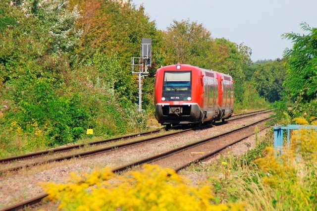 Nur noch ein Signalfundament zeugt heu...ehemaligen Haltepunkt Grenzacher Horn.  | Foto: Rolf Reimann