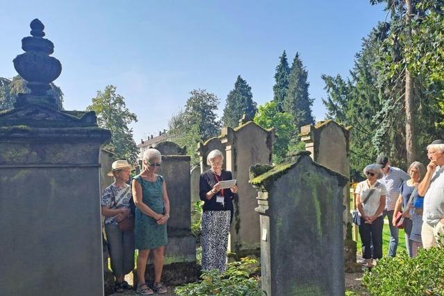 Rundgang ber den jdischen Friedhof in Offenburg