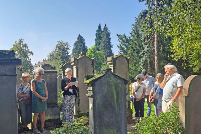 Fhrung mit Cornelia Kalt-Jopen (Mitte) auf dem jdischen Friedhof  | Foto: Barbara Puppe