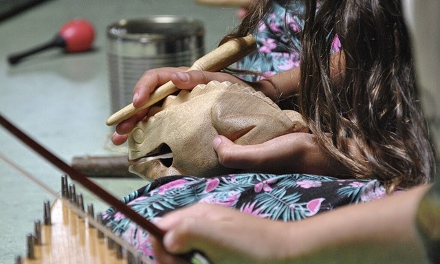 Mit Freude tasteten die Kinder sich an... Klangfrosch schlossen viele ins Herz   | Foto: Ralph Fautz