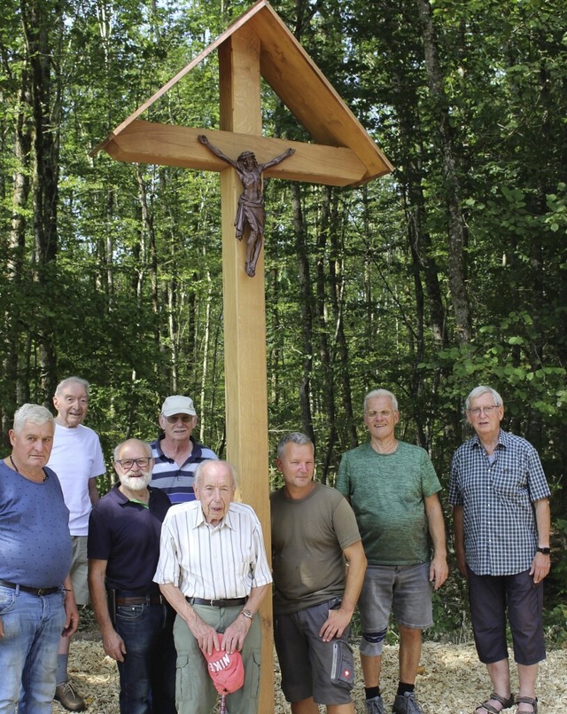 Die Wegkreuzretter  haben beim Ruhewald in Wehr ein Holzkreuz aufgestellt.   | Foto: Hansjrg Bader