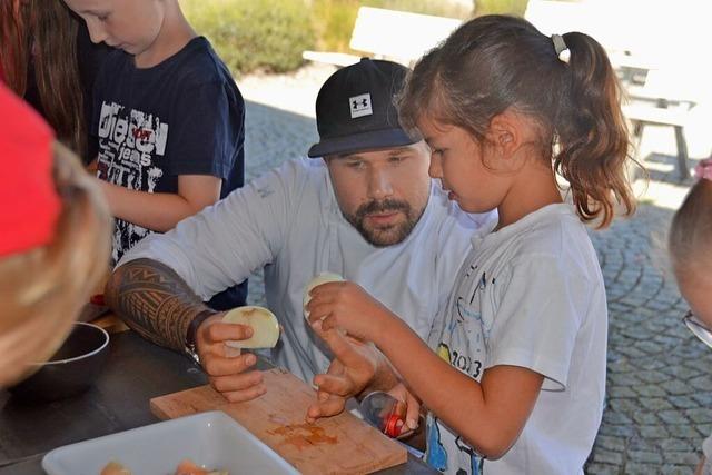 Kinder aus Husern kochen mit der Naturpark-Kochschule gesund und haben Spa dabei