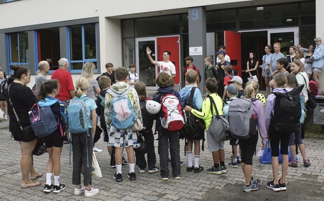 Jrgen Beck begrsst als ehrenamtliche...twoche die Jugendlichen seiner Gruppe,  | Foto: Carola Bruhier agoodStory