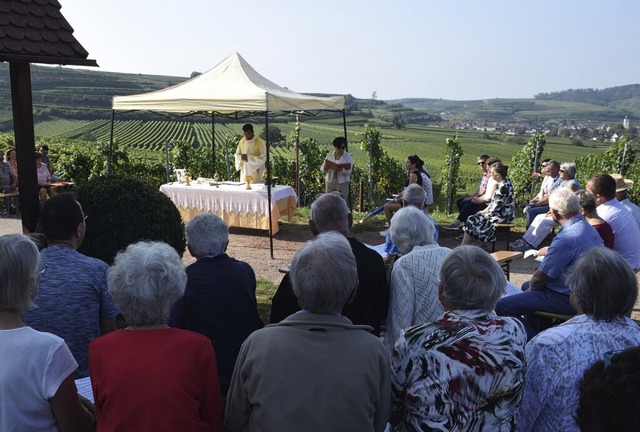 Die Gemeinde bei der Messfeier vor der Eichertkapelle in Jechtingen.   | Foto: Roland Vitt