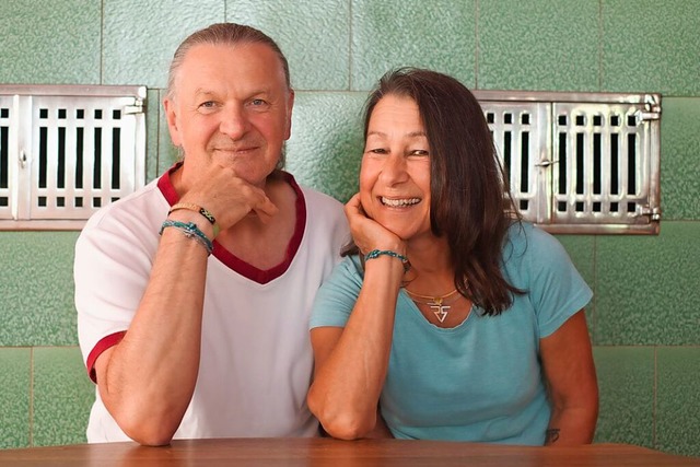 Reimund und Susanne Vogt am Kachelofen...irtshaus &#8222;Vegan zur Blume&#8220;  | Foto: Birgit-Cathrin Duval