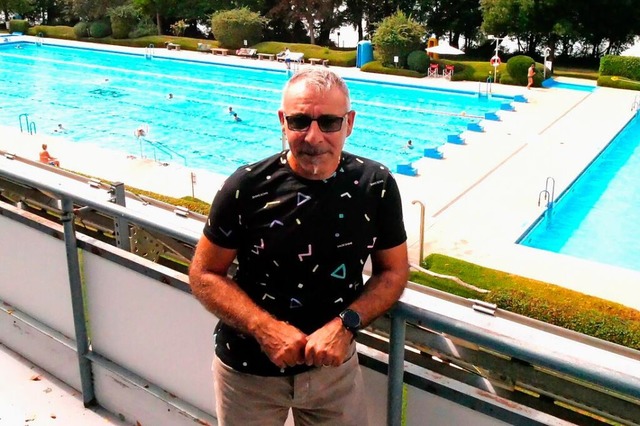 Massimo Pinto vor dem Schwimmer- und Nichtschwimmerbecken im Freibad Grenzach.  | Foto: Heinz und Monika Vollmar