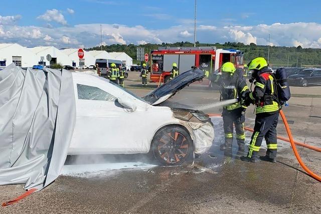 Hybridfahrzeug in Flammen – Feuerwehren aus Mahlberg und Kippenheim im Einsatz