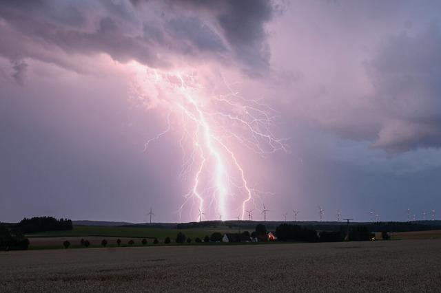 Einzelne krftige Gewitter mit Starkregen in Baden-Wrttemberg  erwartet