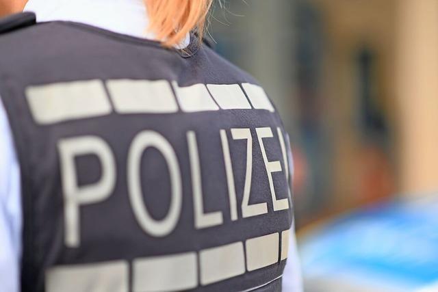 Unbekannter attackiert zwei Menschen vor Freiburger Imbiss mit Pfefferspray – Polizei sucht Zeugen