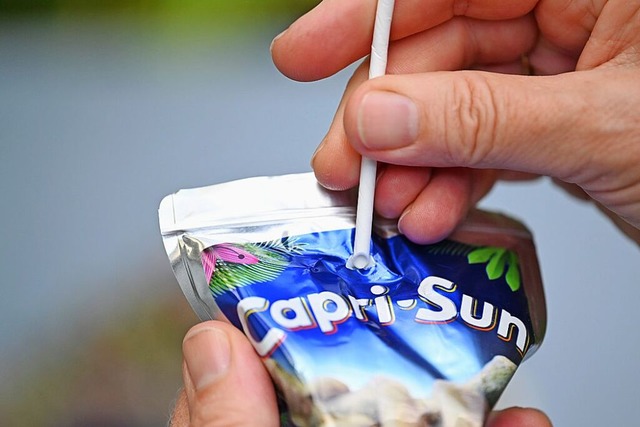 Capri-Sun, das in Eppelheim bei Heidel...fr Einweg-Plastikstrohhalme erwirken.  | Foto: Bernd Weibrod (dpa)