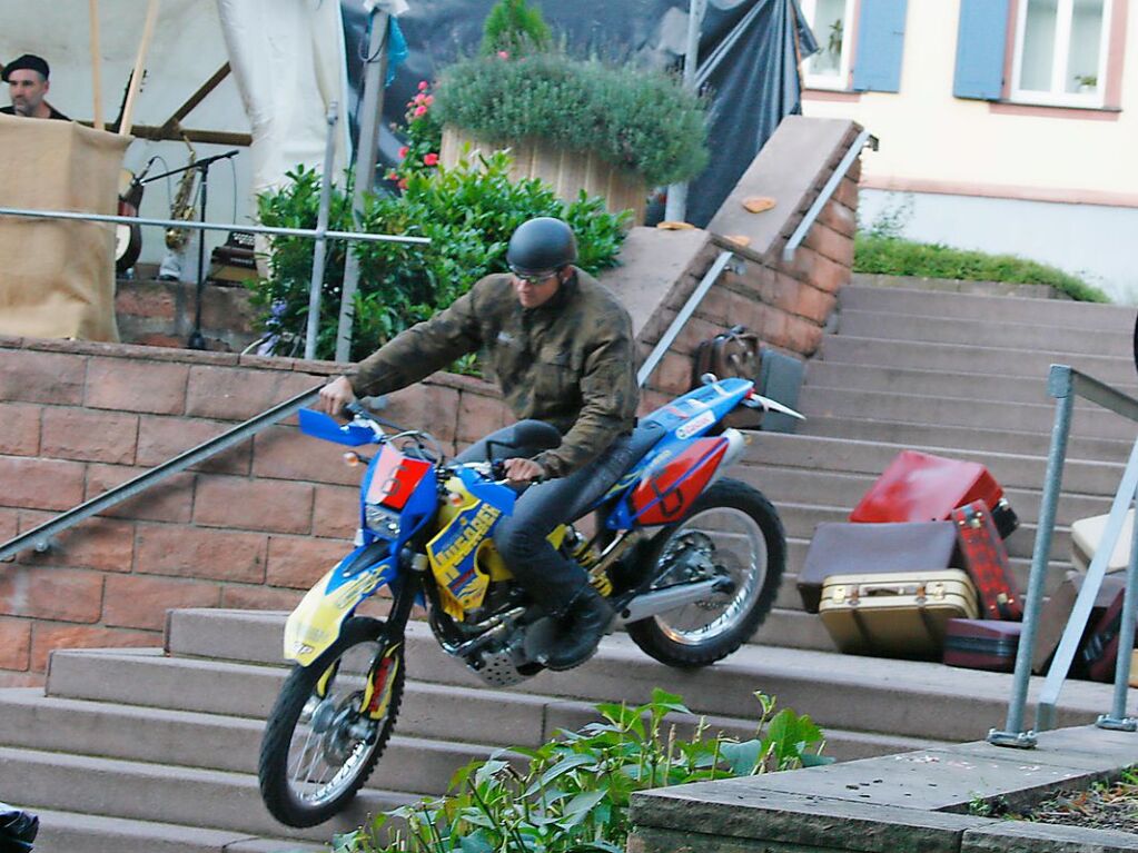 Actionreich: Mit dem Motocross-Bike ber die Treppen. (Faust, 2010)