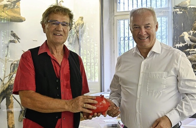 Klaus Bhler (rechts) von der Sparkass...olische Sparschwein an Hermann Feist.   | Foto: Endrik Baublies