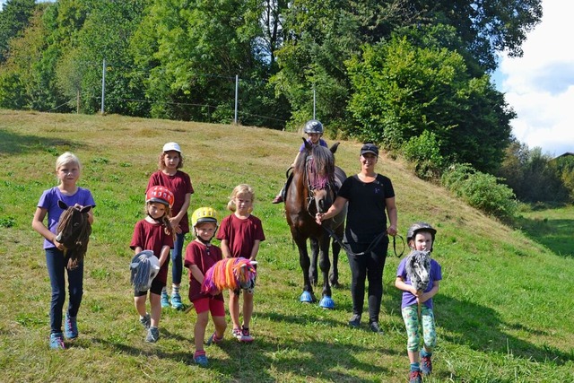 Sowohl mit Steckenpferden als auch mit...n Bulgenbach mit Tine Ebner unterwegs.  | Foto: Christiane Sahli