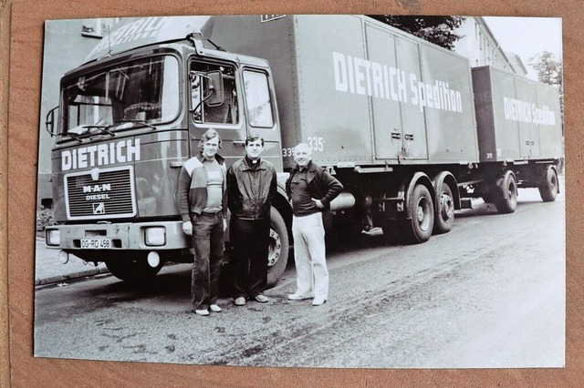 Blick ins Fotoalbum: Der erste Lkw mit...nski (M.) und Lkw-Fahrer Rainer Grell.  | Foto: Juliana Eiland-Jung