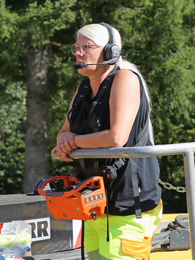 Ricarda Stein schaut, inwieweit sie das Rotorblatt absenken muss.