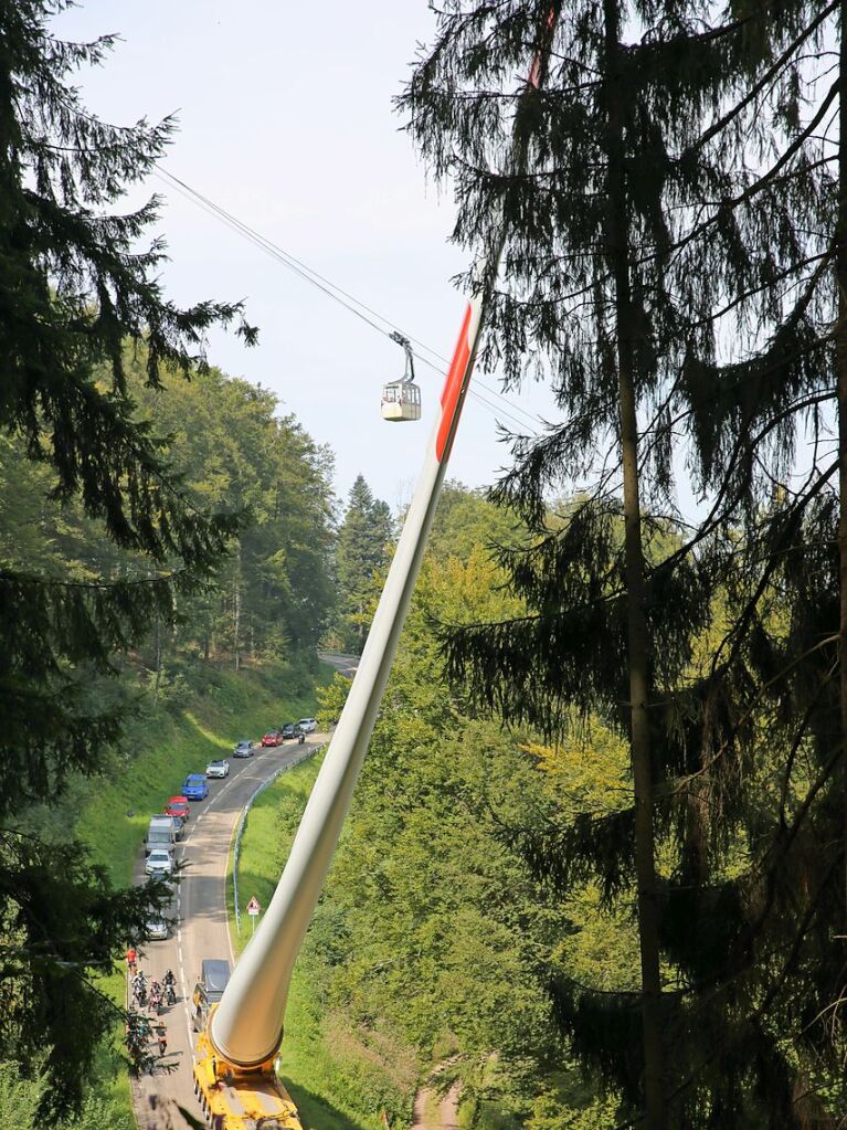 Nur knapp schafft es der Selbstfahrer unter den Stahlseilen der Schauinslandbahn durch.