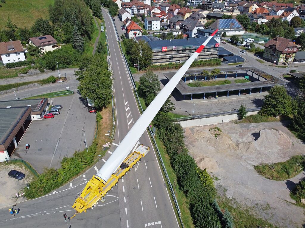 Deutlich zu sehen, dass die schwarzen Ballastplatten nun fehlen. Sie kommen nach einigen hundert Metern wieder auf den Aufleger.