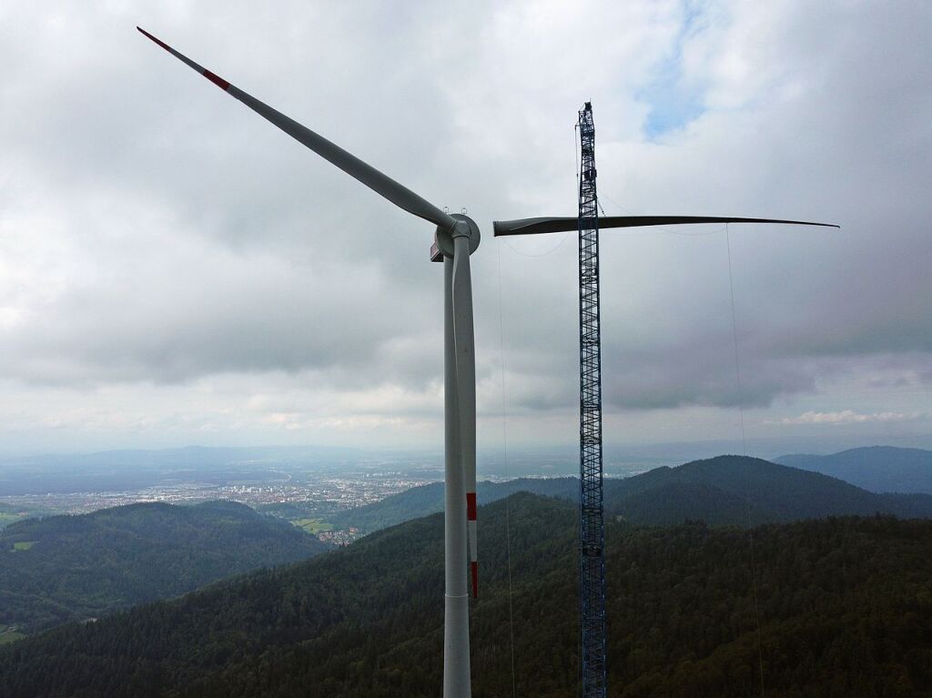 Nachdem das Rotorblatt zum Taubenkopf transportiert wurde, wird es nun anmontiert.