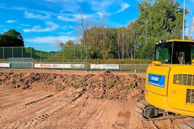 Die Arbeiten fr den Schliengener Kunstrasen sind in vollem Gang