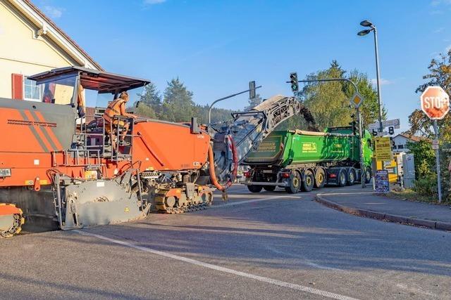 Nachts ist die Strae gesperrt: So wird auf der Baustelle zwischen Schopfheim und Hausen gearbeitet