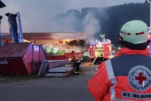 Brand von landwirtschaftlicher Lagerhalle in Bernau verursacht wohl Millionenschaden