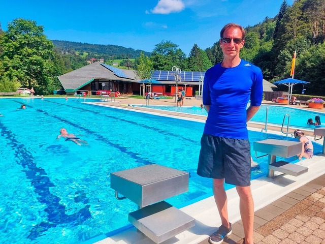 Bademeister Oliver Theinert freut sich im Todtmooser Freibad auf seine Gste.  | Foto: Andreas Bhm