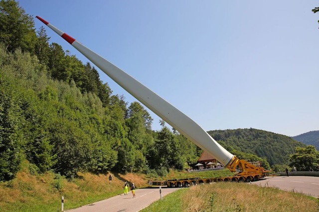 Transport eines Rotorblattes im Schwarzwald  | Foto: Michael Saurer